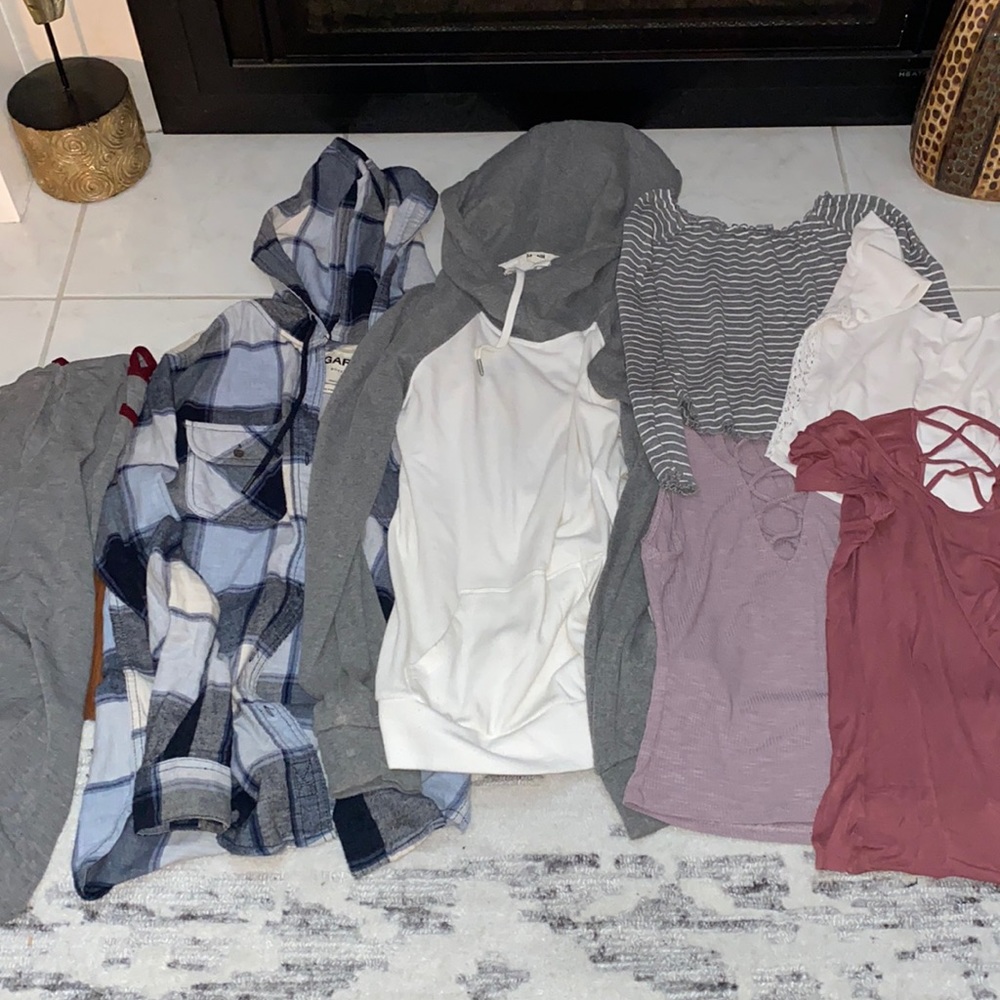Lot - GARAGE WOMENS CLOTHING SIZE XS and SMALL